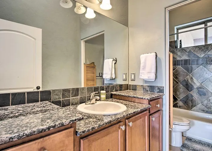 Cozy Mtn-view W/ Pool & Hot Tub!